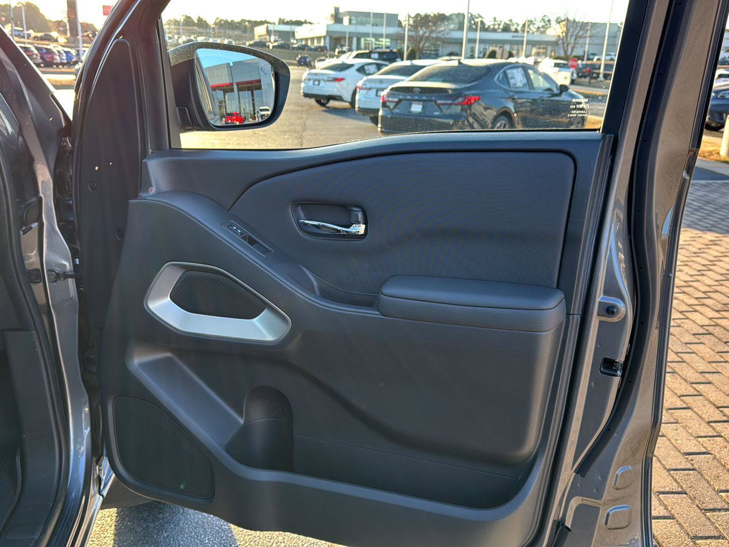 Used 2024 Nissan Frontier SV w/ SV Convenience Package image 12