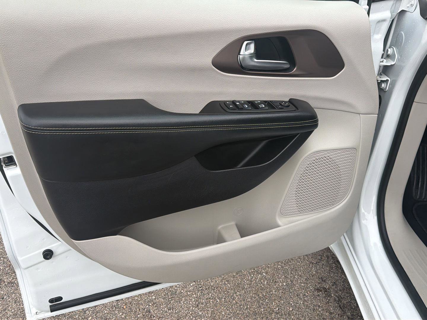 Used 2021 Chrysler Voyager Lxi FWD image 13