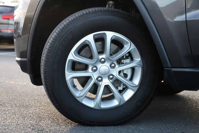 Used 2021 Jeep Grand Cherokee Laredo image 2