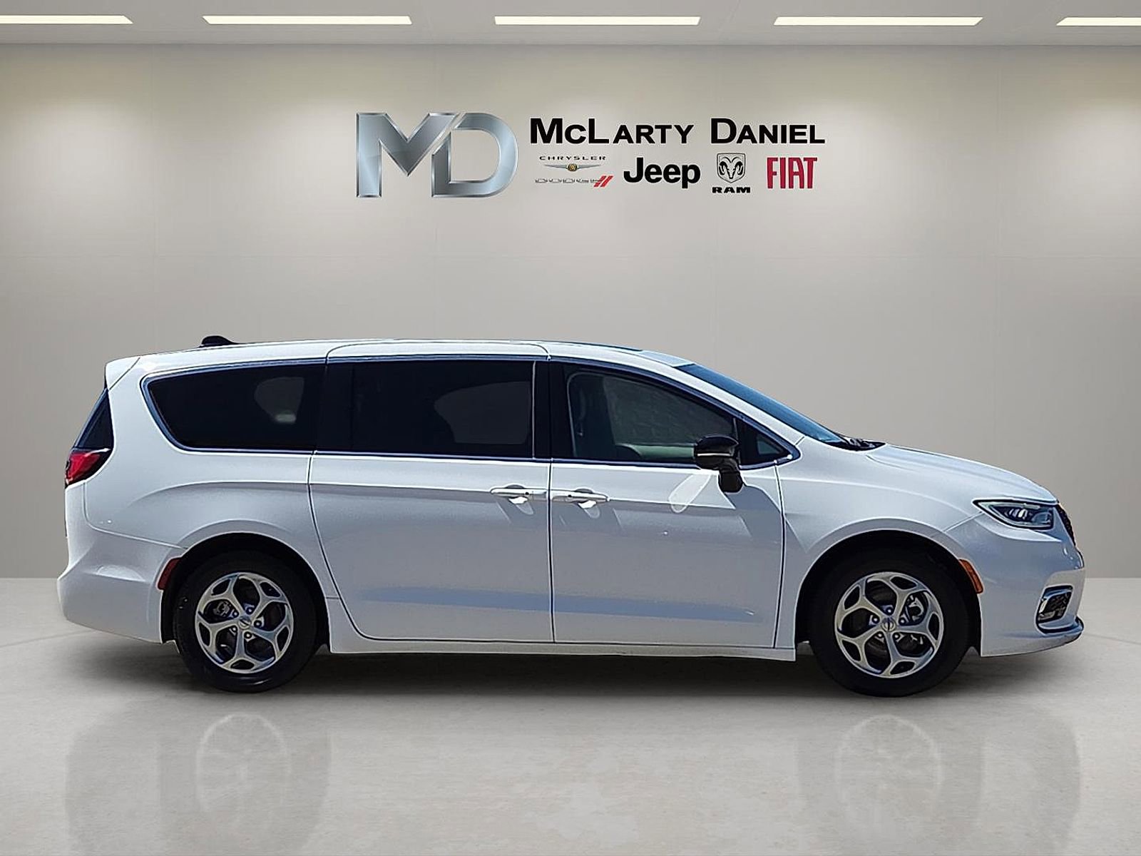Used 2024 Chrysler Pacifica Limited FWD image 6