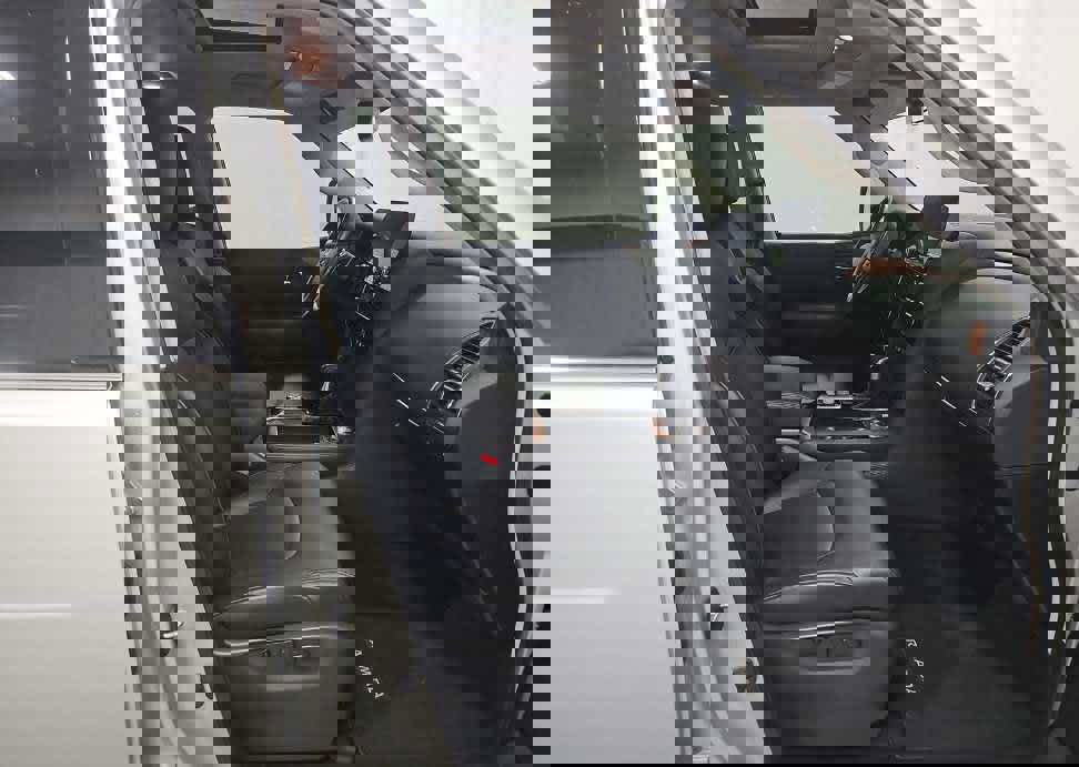 Used 2024 Nissan Armada SL w/ Captain's Chairs Package image 8