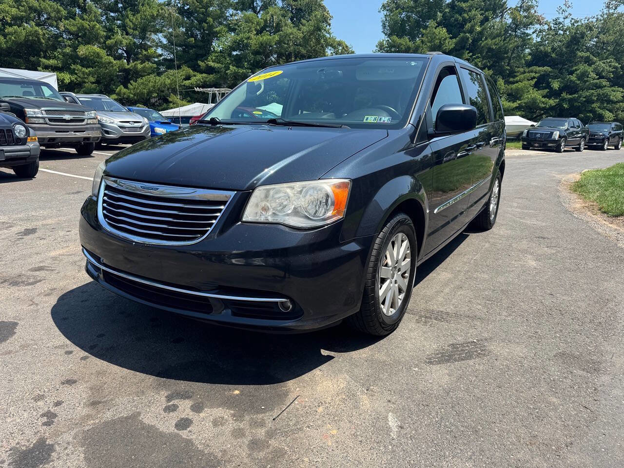 Used 2014 Chrysler Town & Country Touring image 3