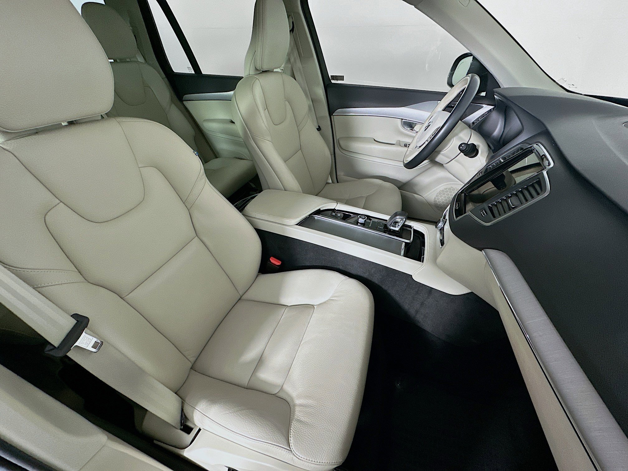 Used 2024 Volvo XC90 B5 Core w/ Protection Package Premier image 34