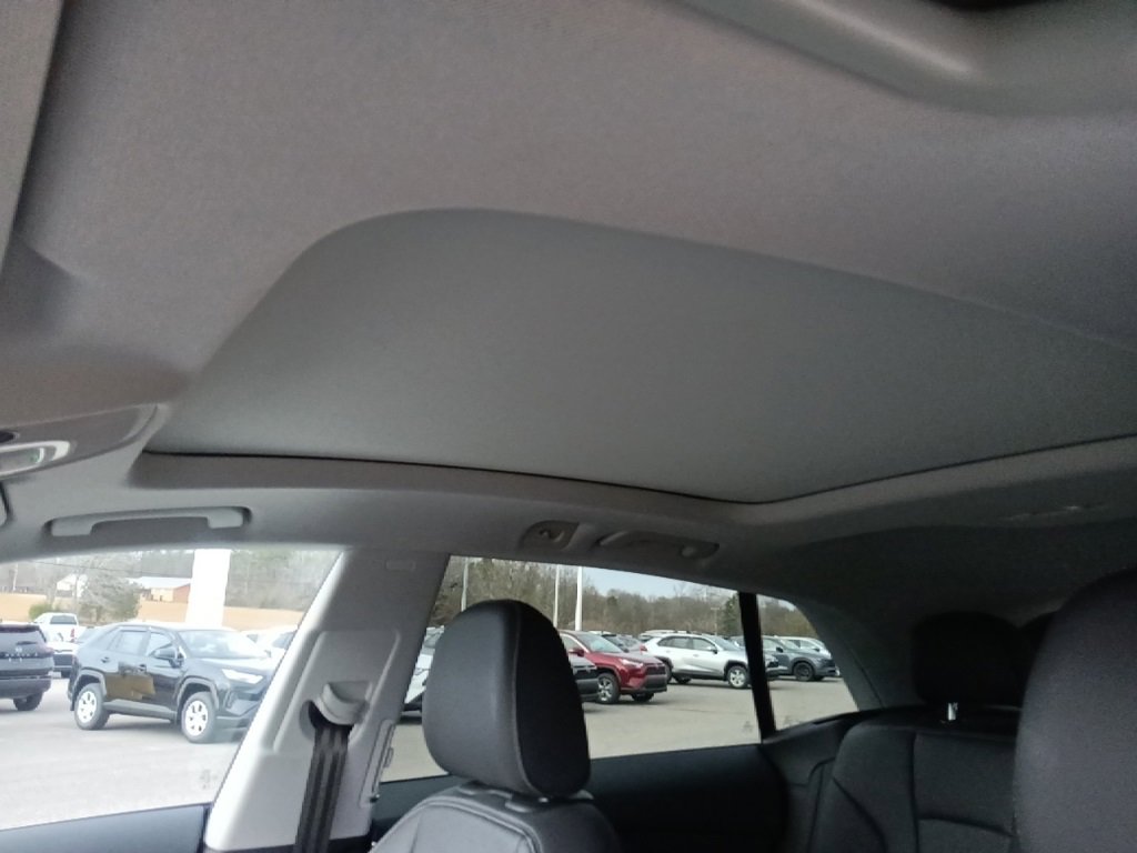 Used 2023 Audi Q8 Premium image 17