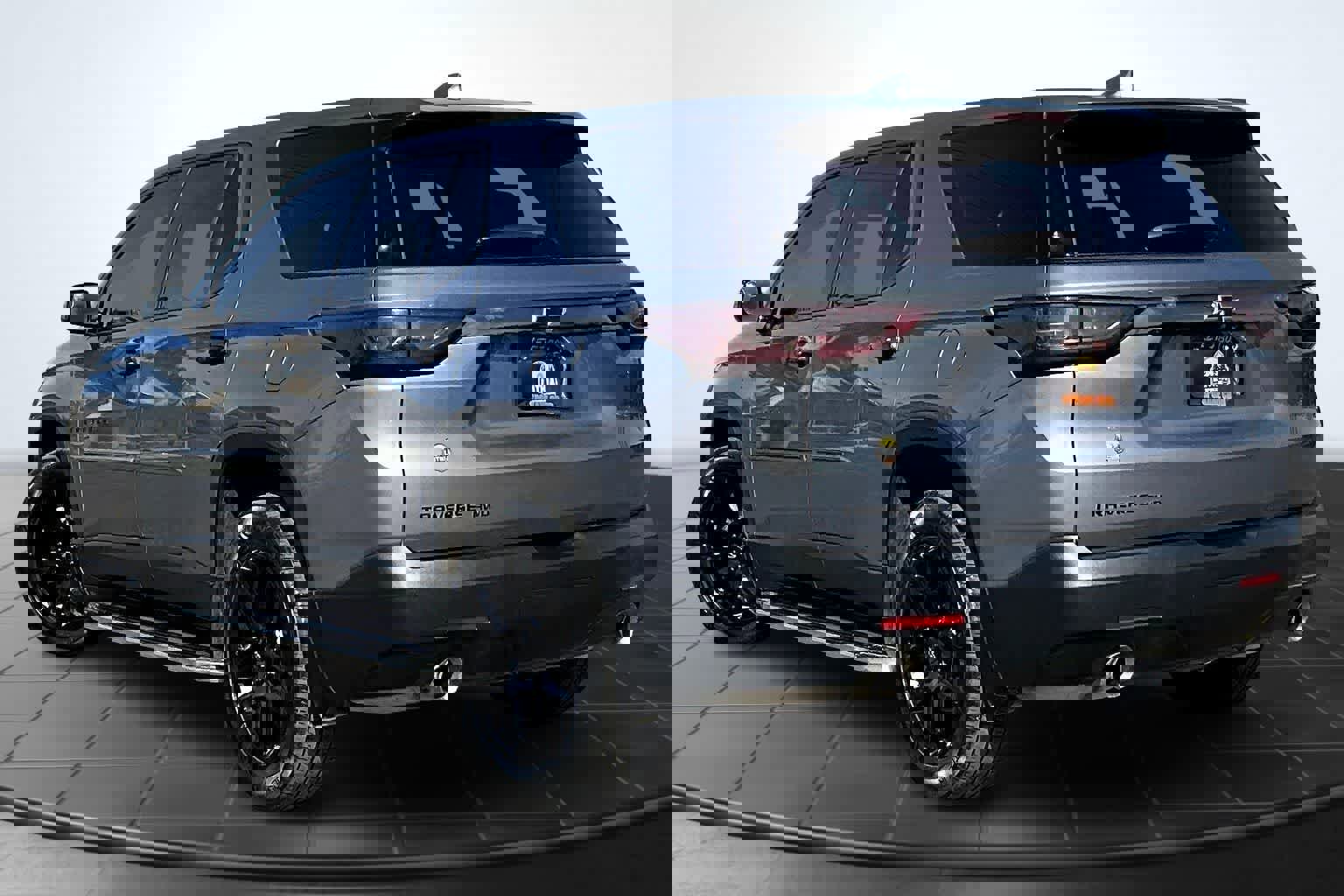 Used 2020 Chevrolet Traverse LS w/ LPO, Blackout Package AWD/4WD image 4