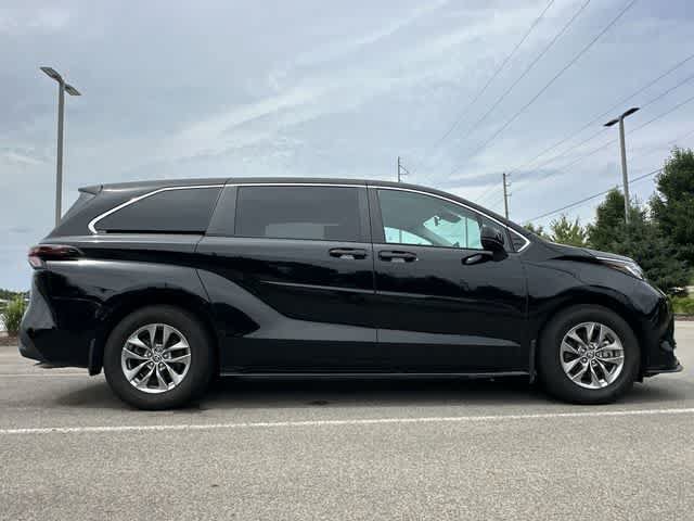 Used 2023 Toyota Sienna LE AWD/4WD image 3