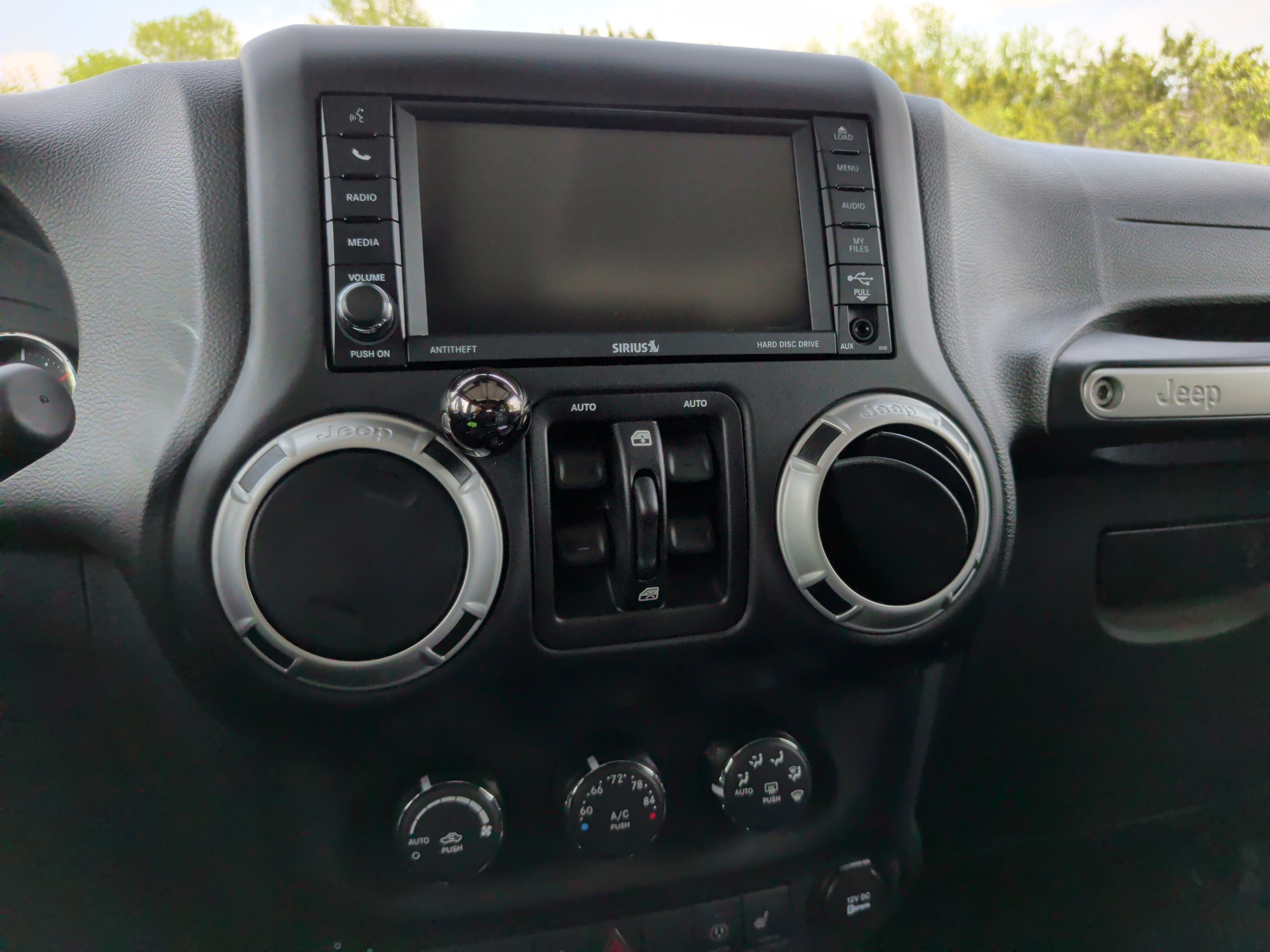 Used 2016 Jeep Wrangler Unlimited Rubicon w/ Connectivity Group image 18