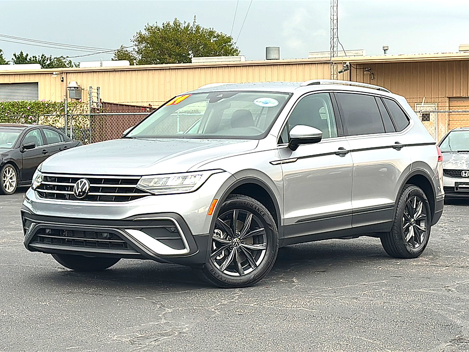 Used 2024 Volkswagen Tiguan SE image 2