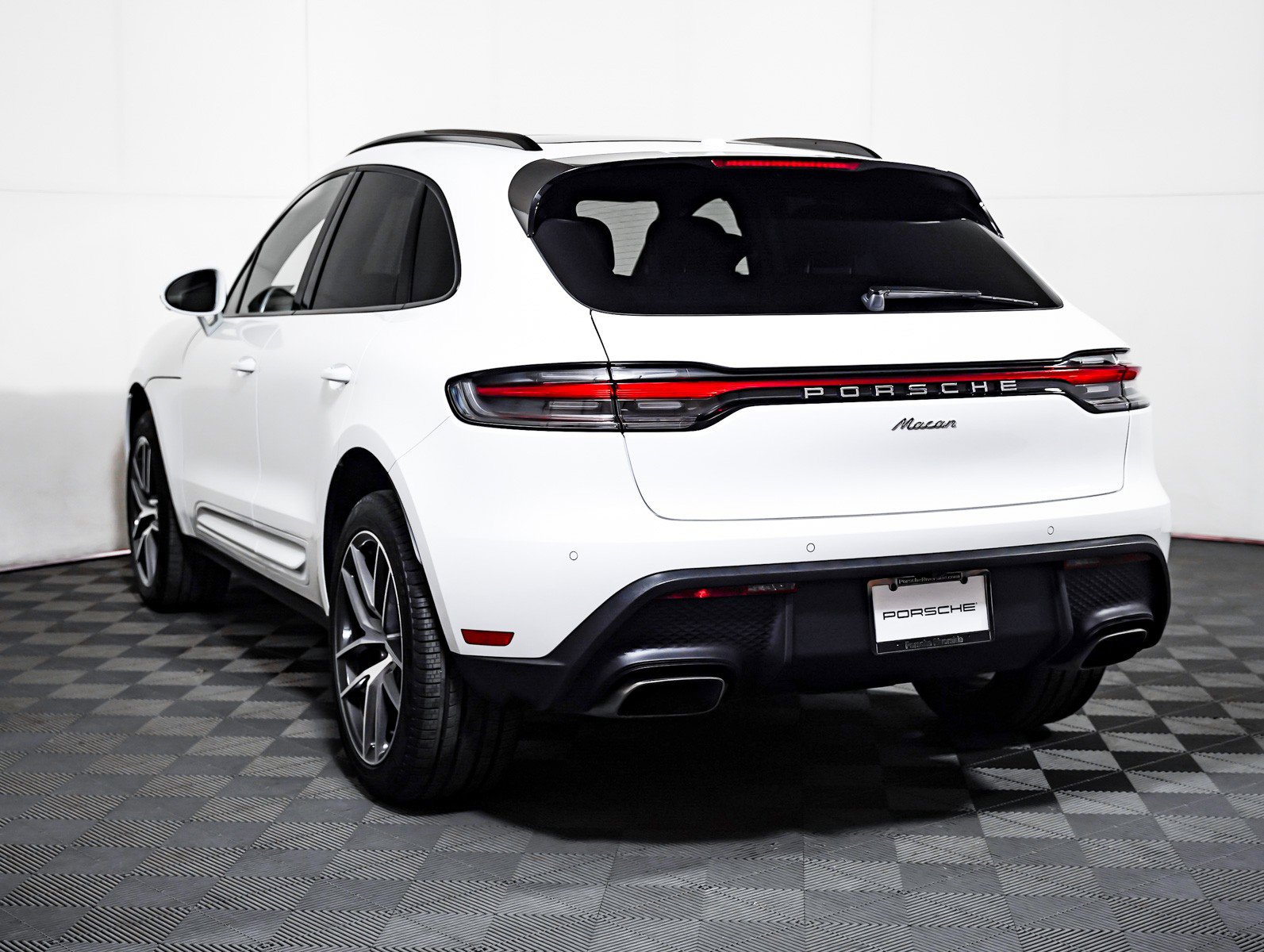 Certified 2025 Porsche Macan AWD/4WD image 3