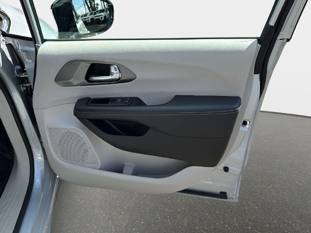 Used 2024 Chrysler Pacifica Limited FWD image 7