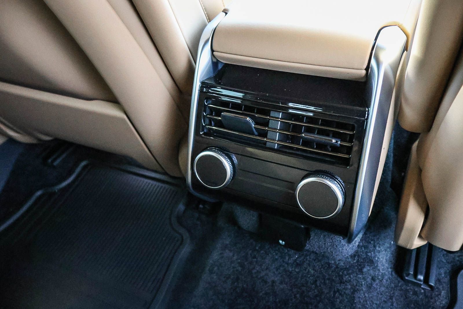 New 2026 Land Rover Range Rover SE image 22