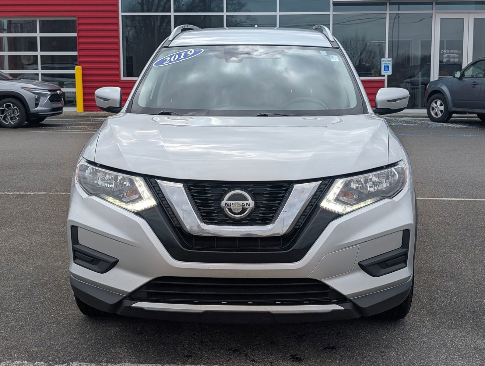Used 2019 Nissan Rogue SV image 2