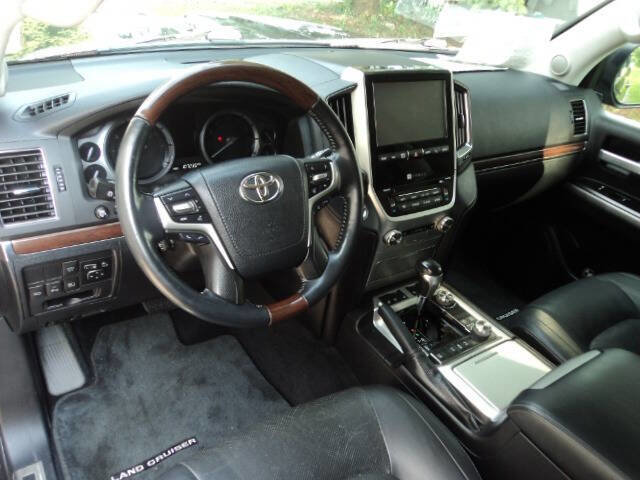 Used 2017 Toyota Land Cruiser image 7