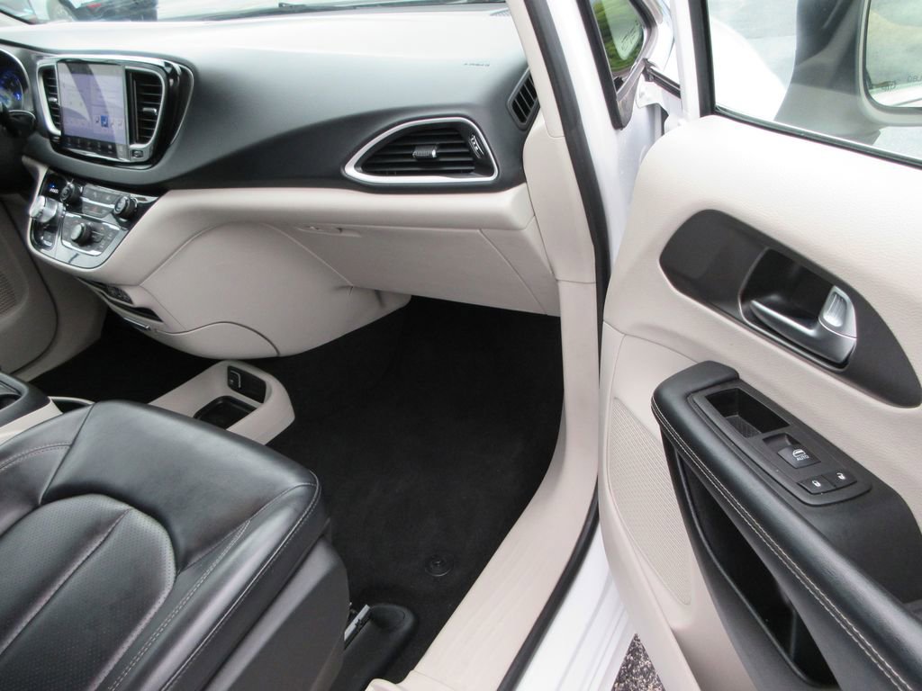 Used 2023 Chrysler Pacifica Touring-L FWD image 18