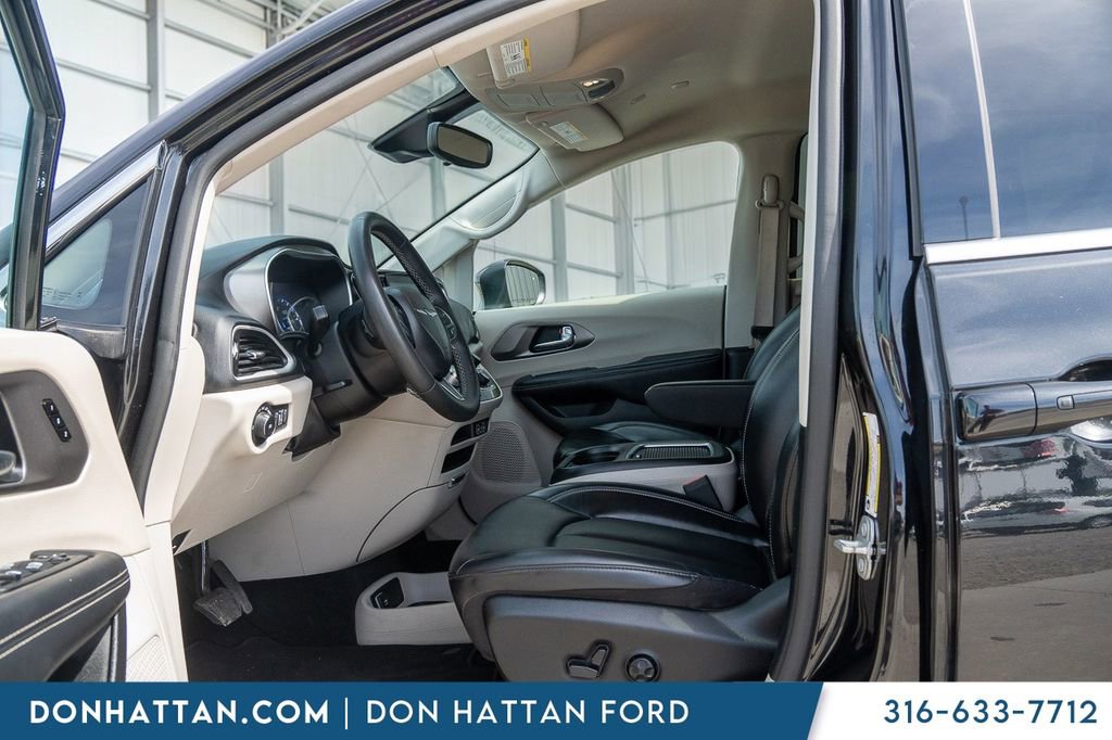 Used 2023 Chrysler Pacifica Touring-L image 3