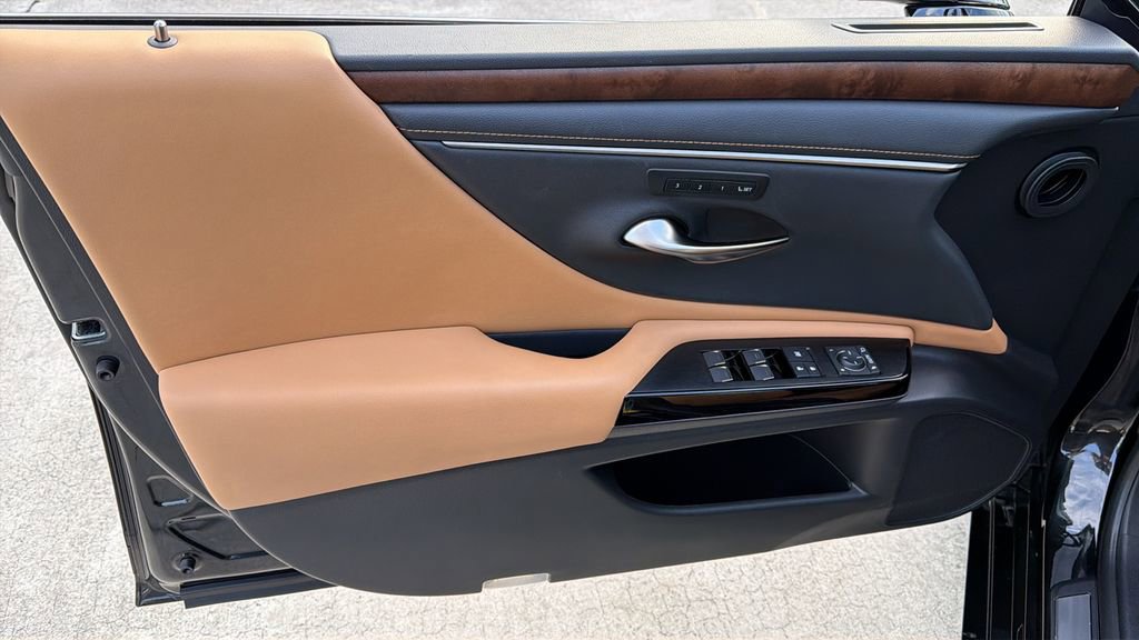 Used 2022 Lexus ES 300h w/ Premium Package image 16