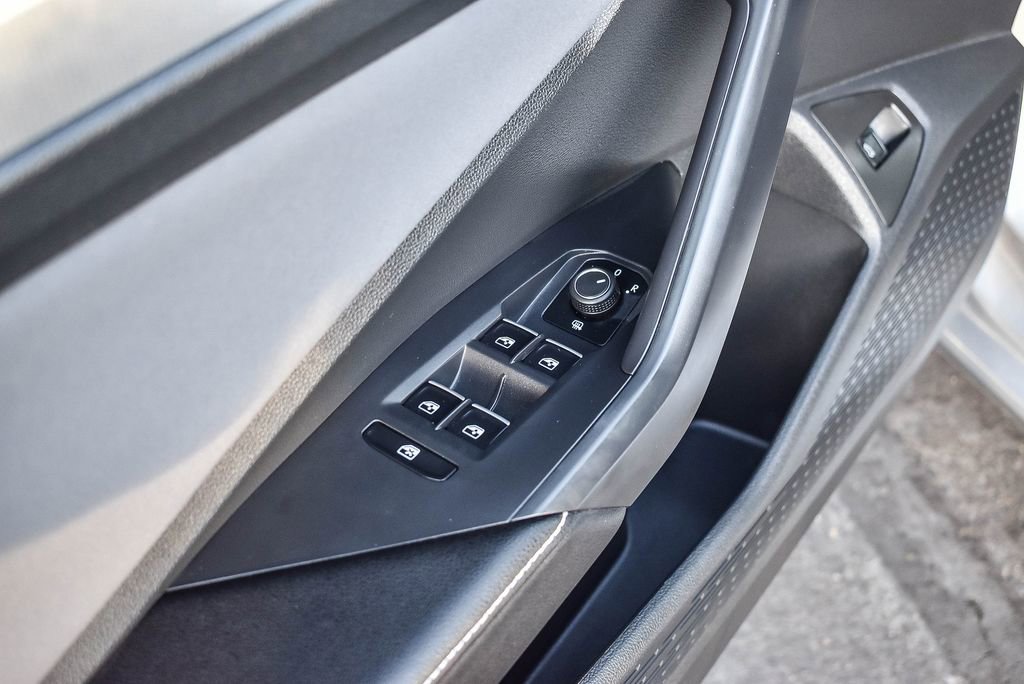 Used 2025 Volkswagen Jetta SE image 20