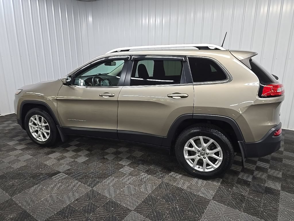 Used 2016 Jeep Cherokee Latitude w/ Cold Weather Group AWD/4WD image 4