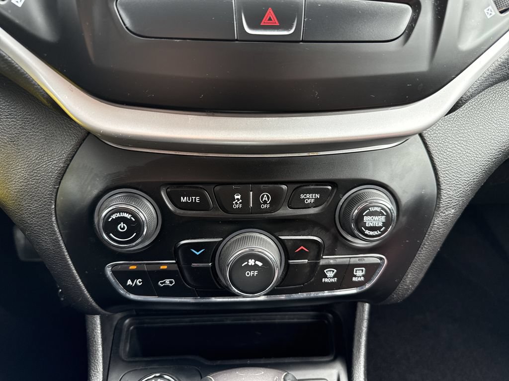 Used 2019 Jeep Cherokee Latitude w/ Cold Weather Group AWD/4WD image 22