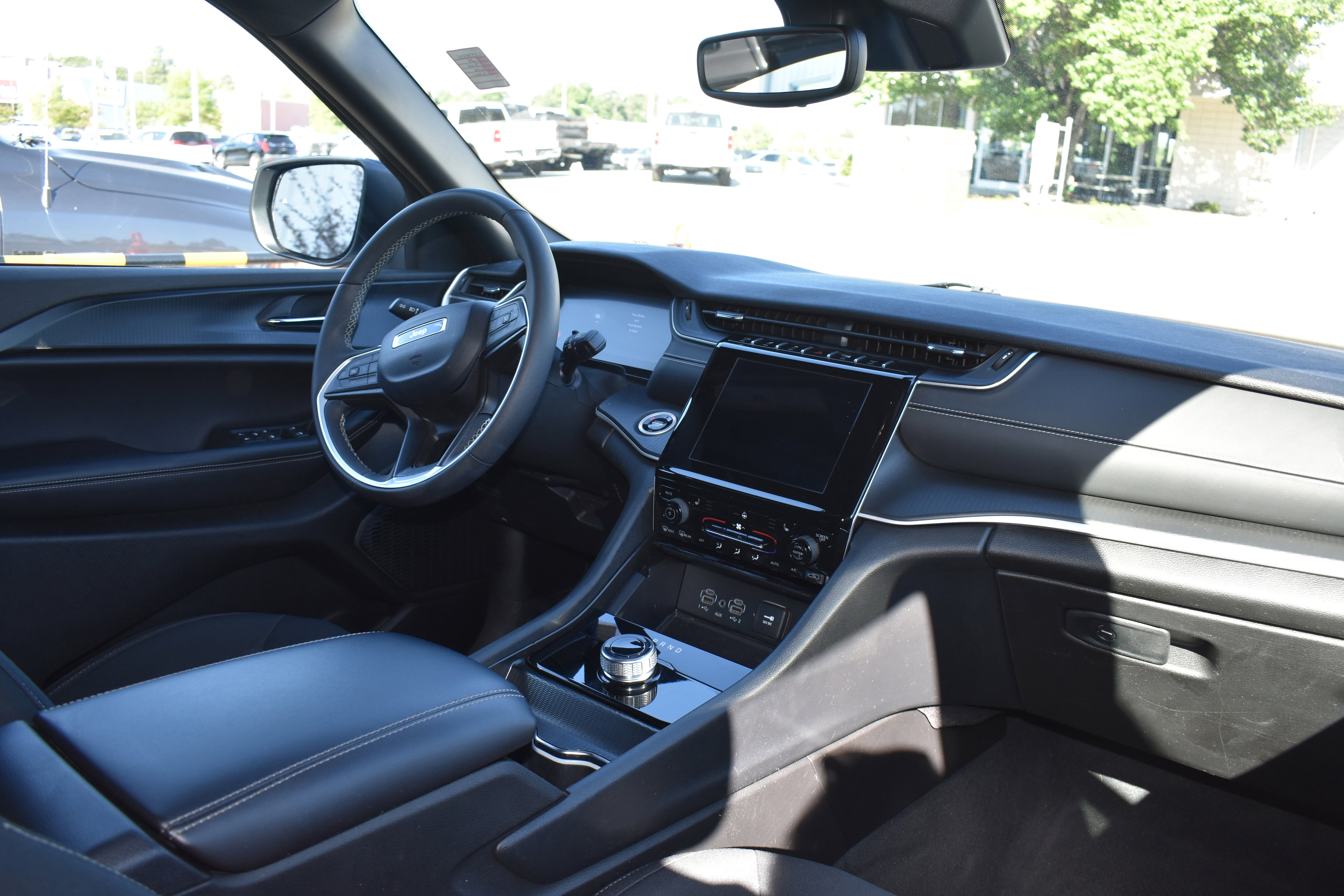 Used 2024 Jeep Grand Cherokee L Laredo w/ Luxury Tech Group I AWD/4WD image 29