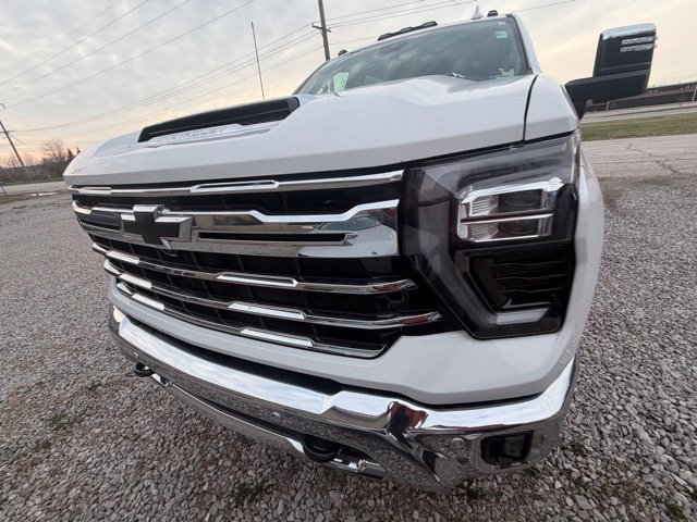 Used 2025 Chevrolet Silverado 2500 LTZ w/ LTZ Plus Package AWD/4WD image 3