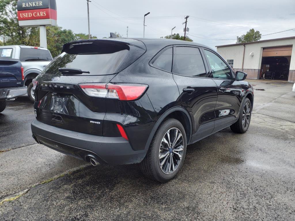 Used 2022 Ford Escape SE w/ SE Sport Appearance Package image 3