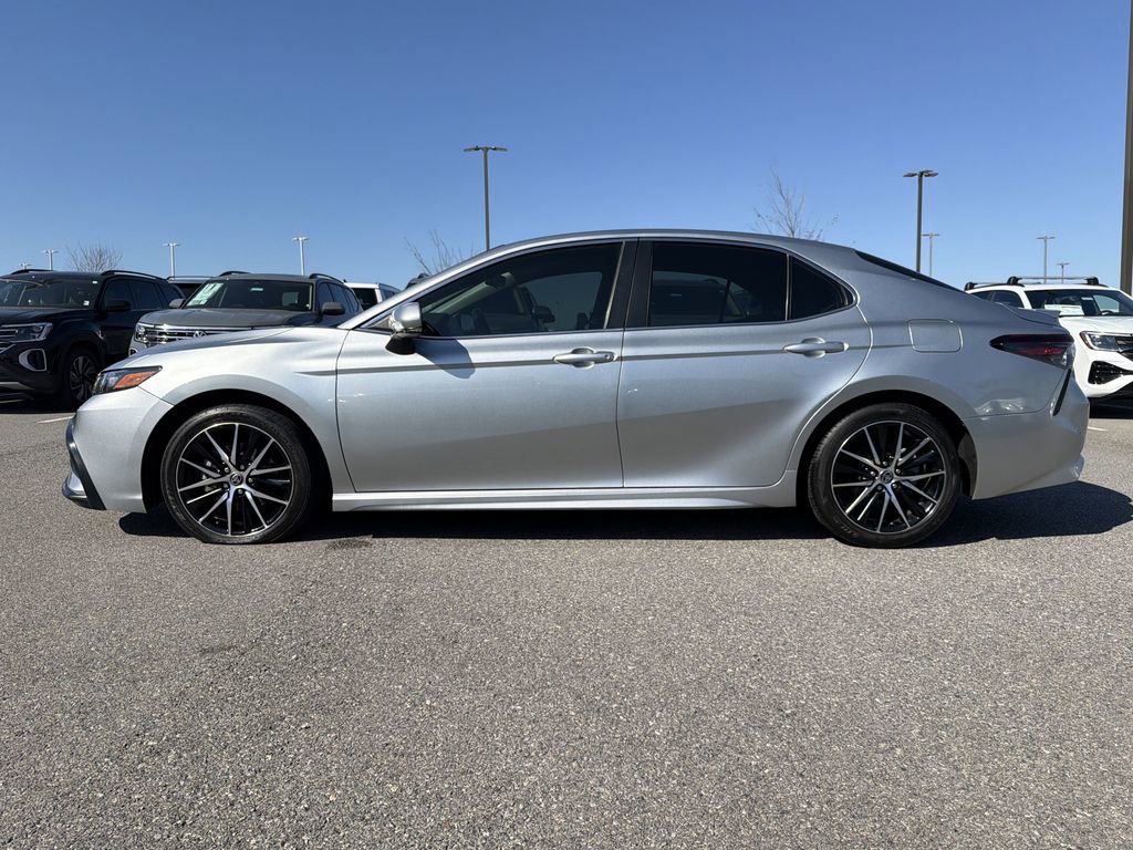 Used 2022 Toyota Camry SE image 2