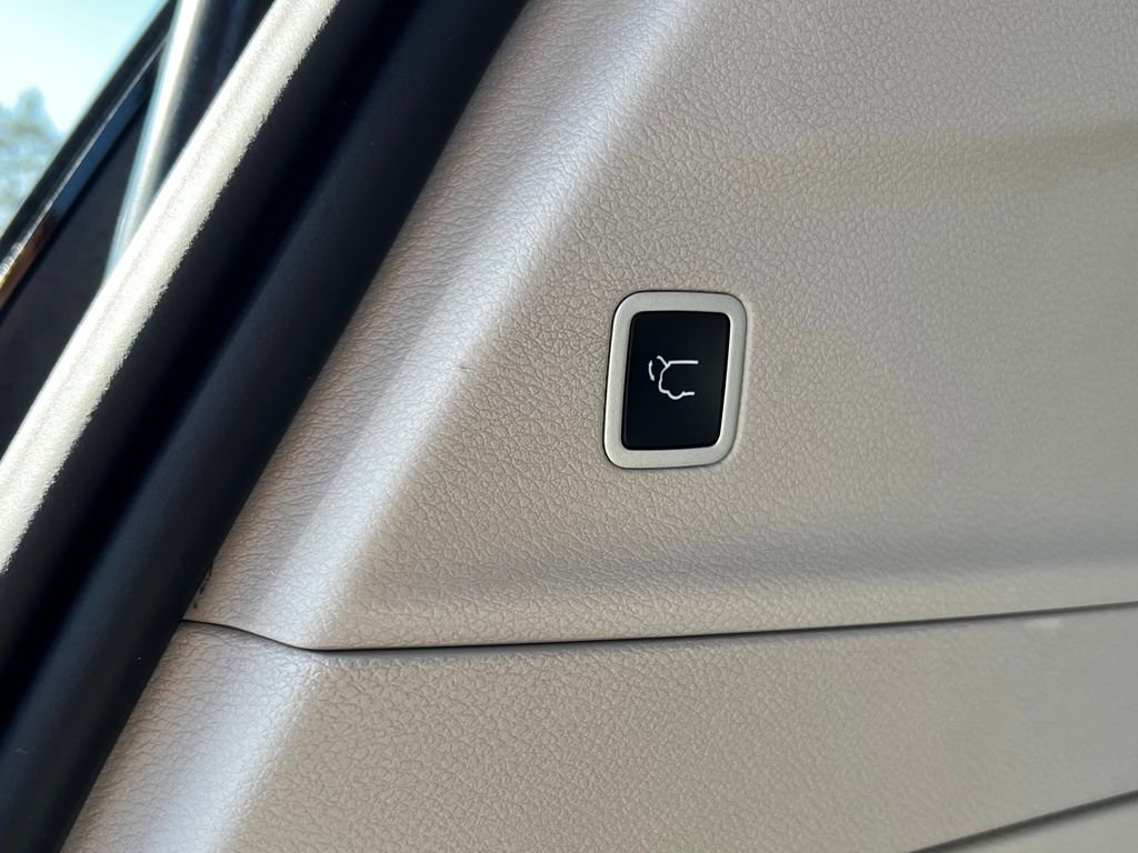 Used 2024 Chrysler Pacifica Touring-L image 21