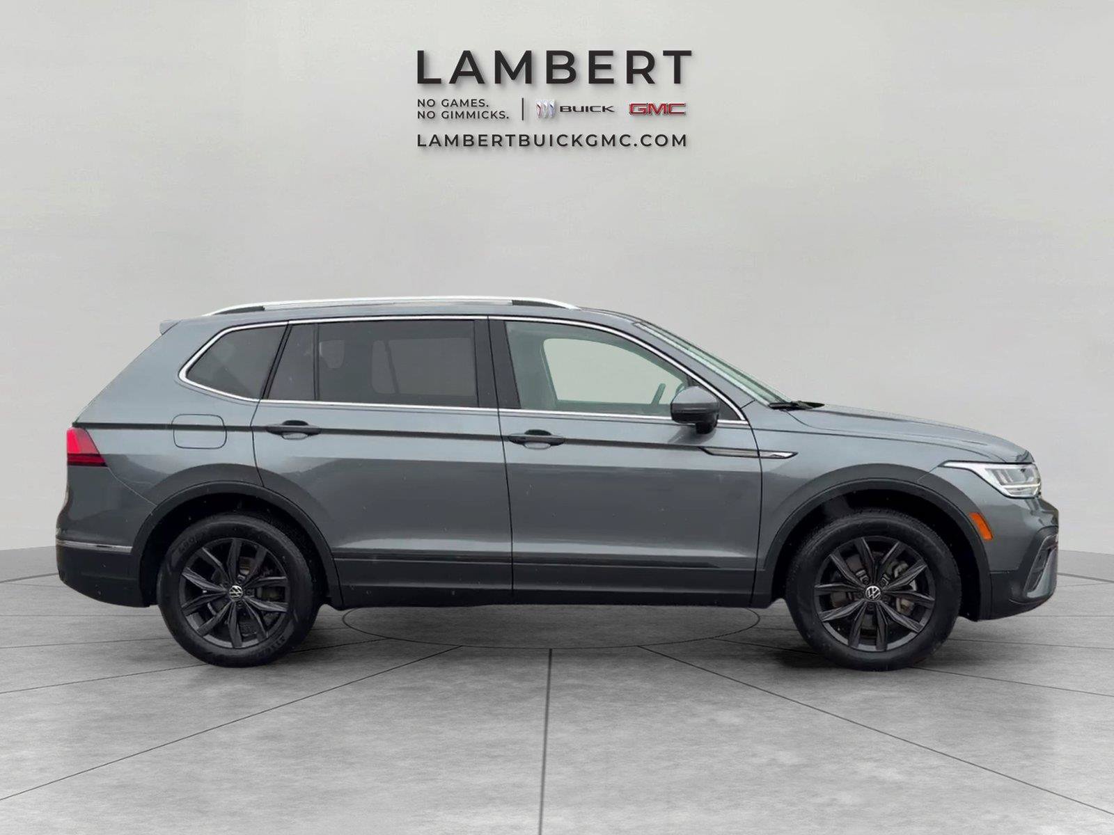 Used 2024 Volkswagen Tiguan SE w/ Panoramic Sunroof Package FWD image 6