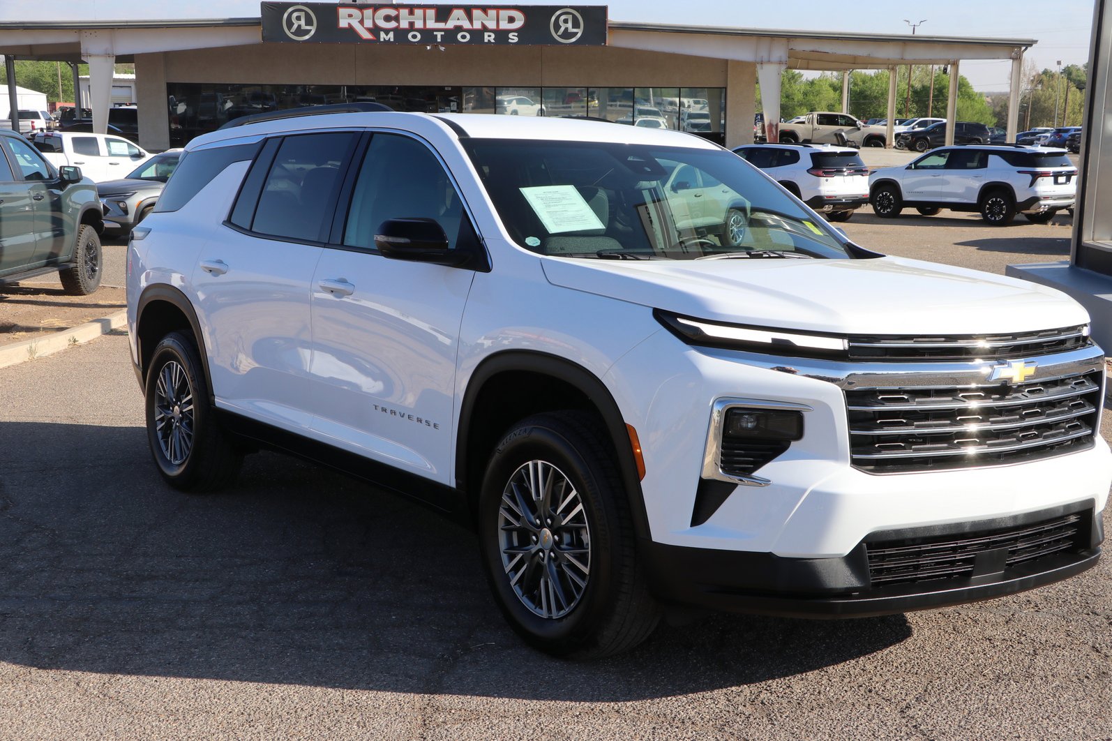 Used 2026 Chevrolet Traverse LT image 1