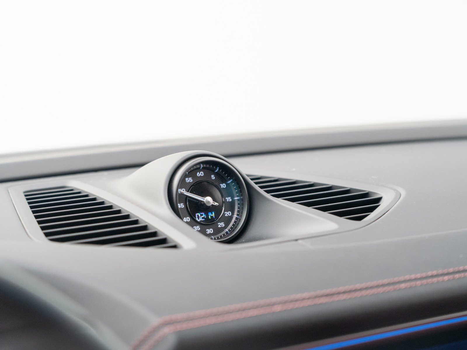 Certified 2025 Porsche Macan Electric image 25