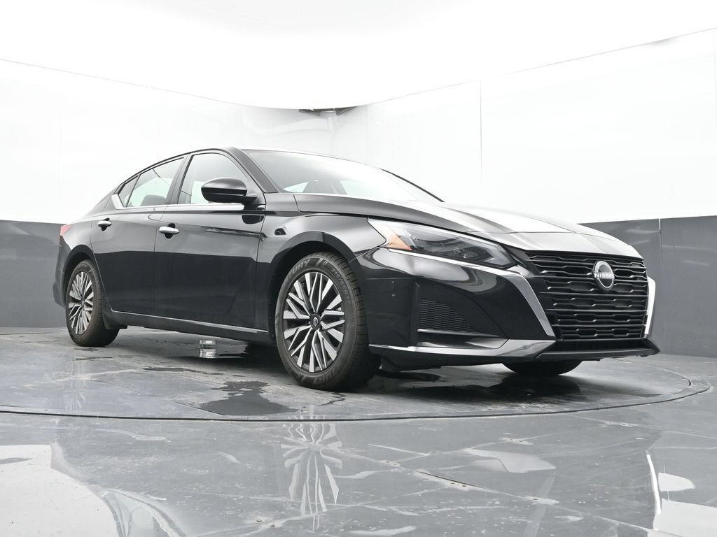 Used 2024 Nissan Altima 2.5 SV w/ SV Premium Package FWD image 25