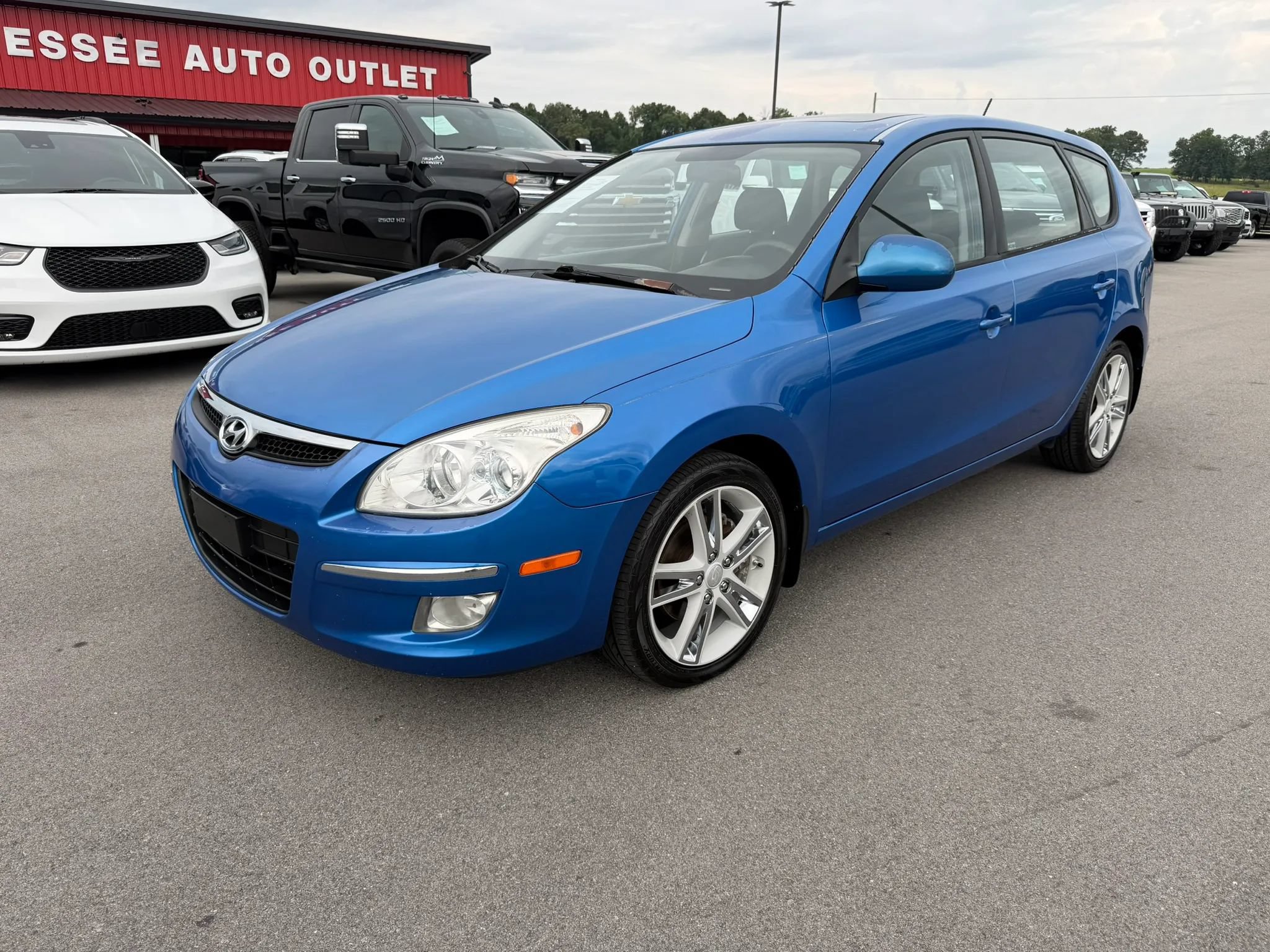 Used 2009 Hyundai Elantra w/ Premium-Sport Pkg 2 FWD image 2