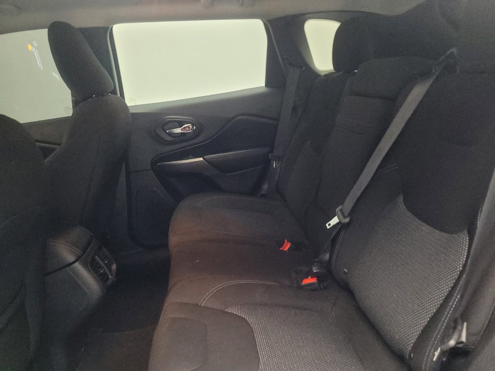 Used 2019 Jeep Cherokee Latitude w/ Popular Appearance Group image 18