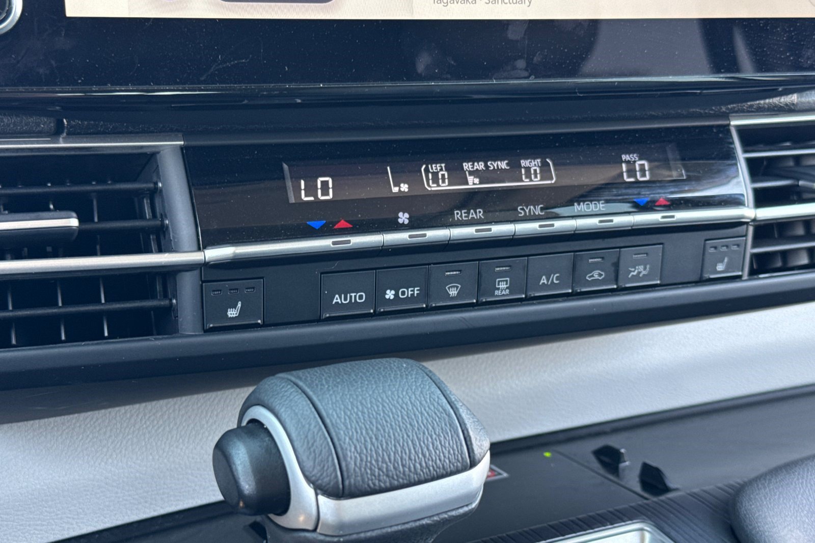 Used 2025 Toyota Sienna XLE FWD image 18