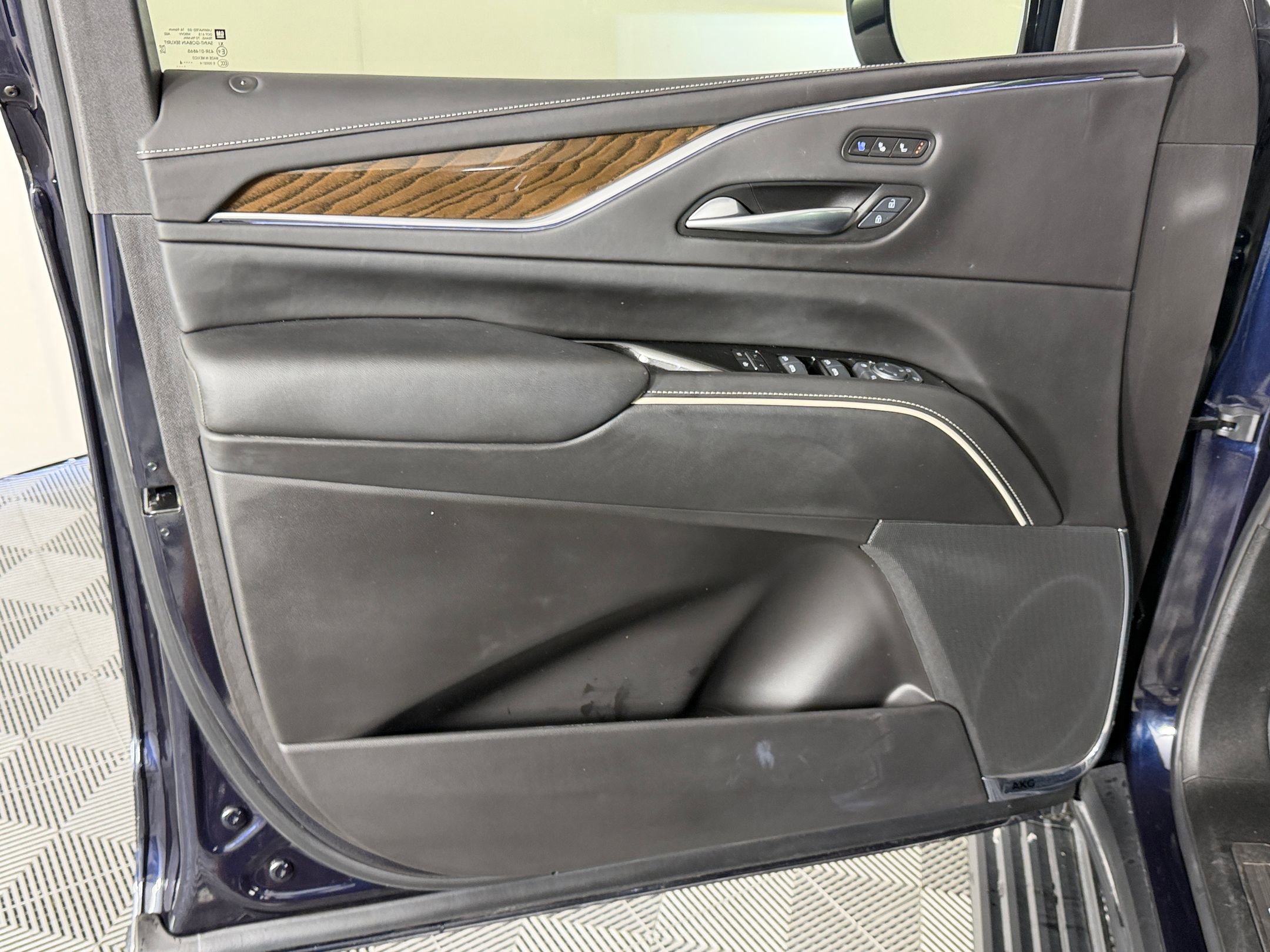 Used 2024 Cadillac Escalade Sport Platinum w/ LPO, ONYX Package AWD/4WD image 24