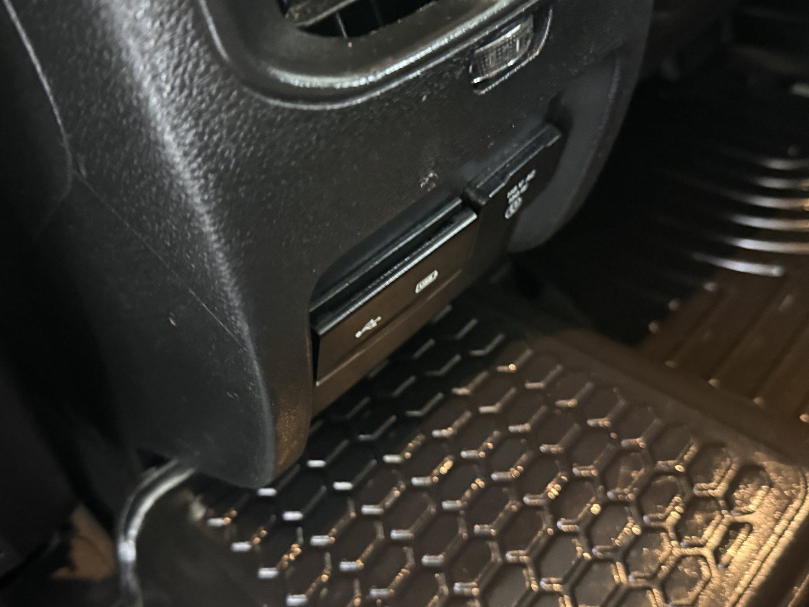 Used 2019 Jeep Cherokee Limited AWD/4WD image 28