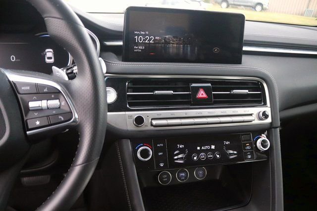 Used 2025 Genesis G70 2.5T image 18