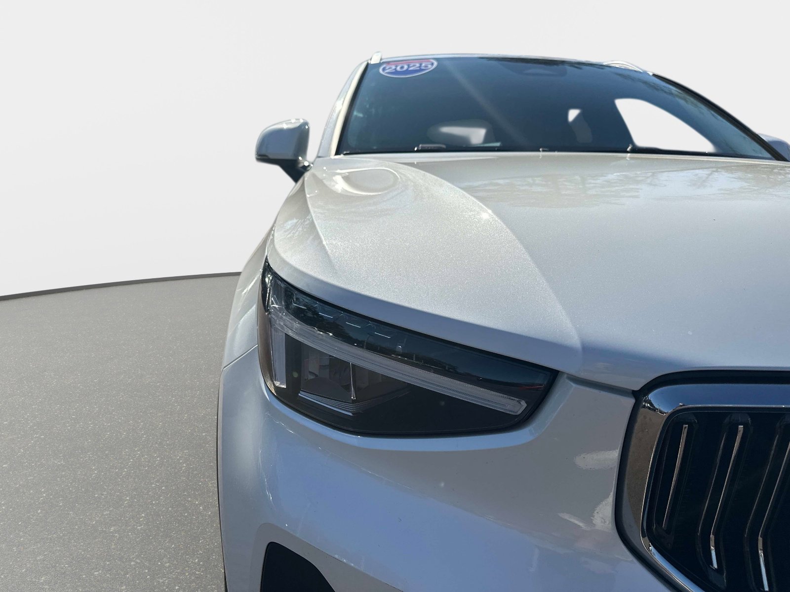 Certified 2025 Volvo XC40 B5 Core image 9