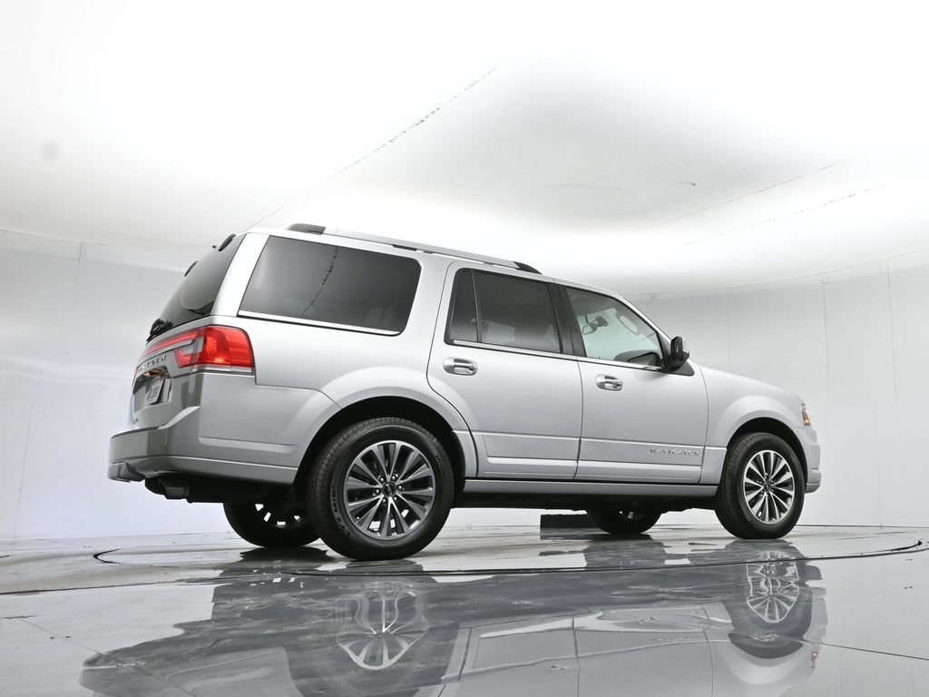 Used 2017 Lincoln Navigator Select RWD image 33