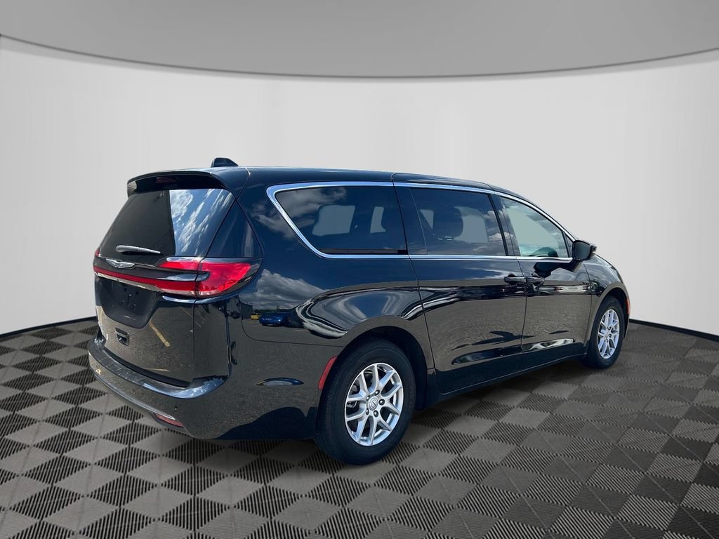 Used 2026 Chrysler Pacifica Select FWD image 5