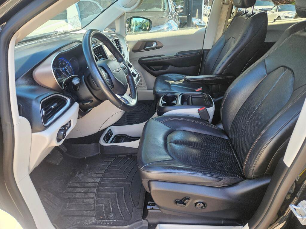 Used 2019 Chrysler Pacifica Touring-L FWD image 16