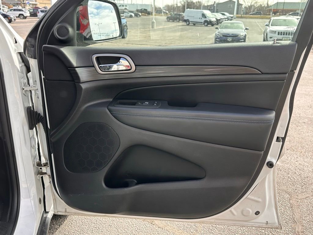 Used 2019 Jeep Grand Cherokee Laredo image 23