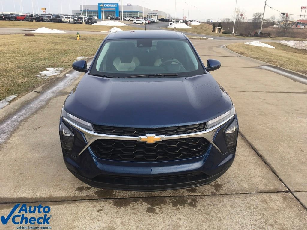 Used 2024 Chevrolet Trax LS w/ LS Convenience Package image 2