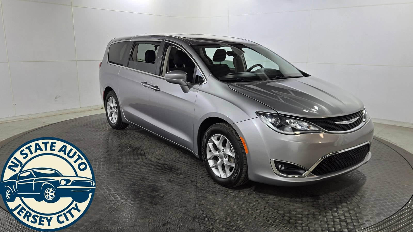 Used 2019 Chrysler Pacifica Touring Plus w/ Tire & Wheel Group FWD image 1