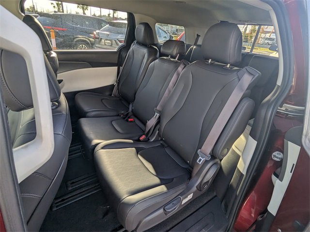 Used 2022 Kia Carnival LX image 13