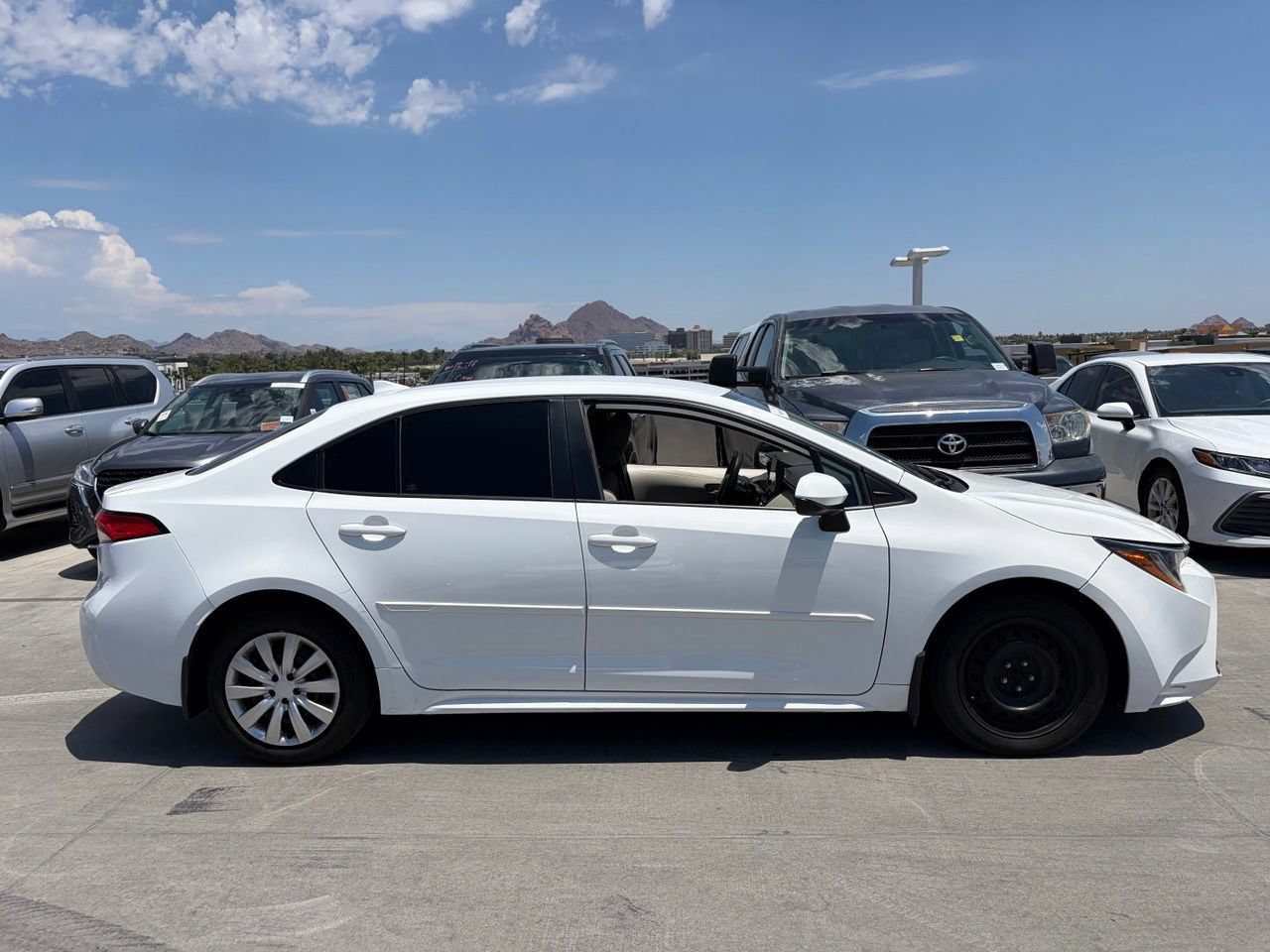 Used 2023 Toyota Corolla LE w/ Carpet Mat Package (TMS) FWD image 3