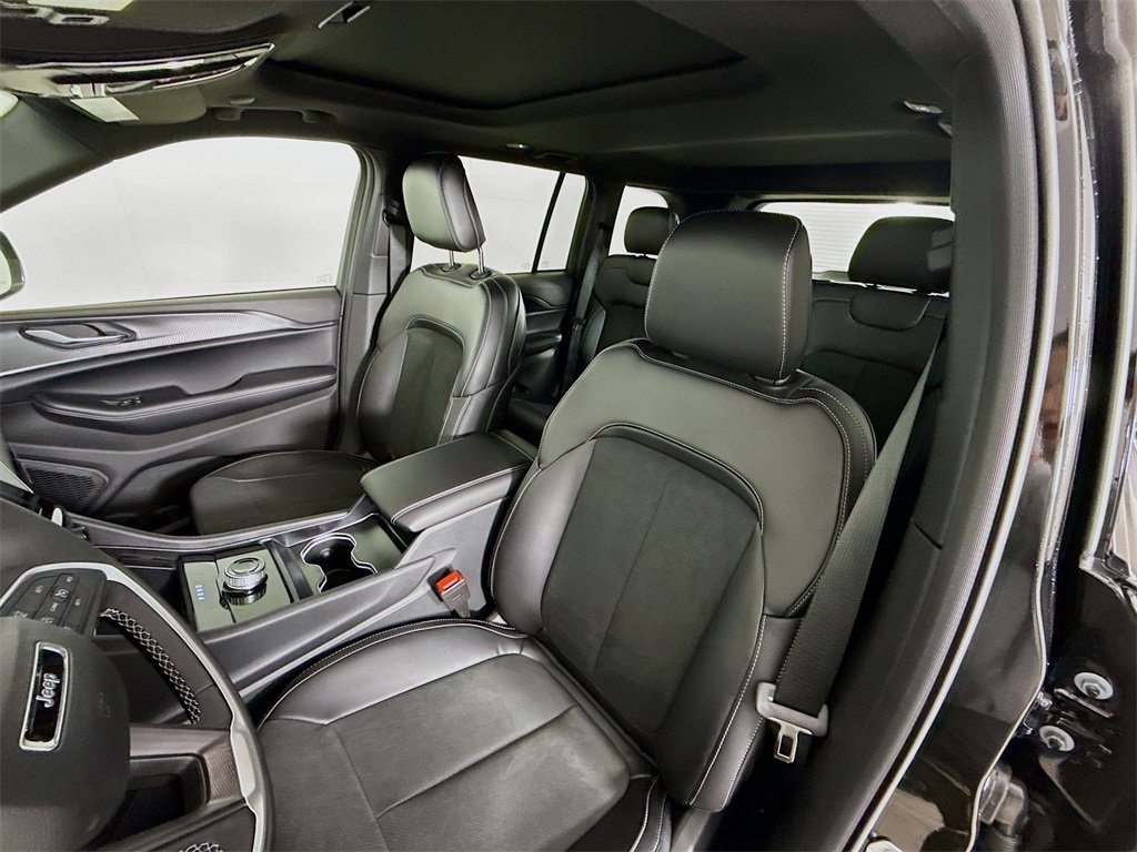 New 2025 Jeep Grand Cherokee Altitude image 11