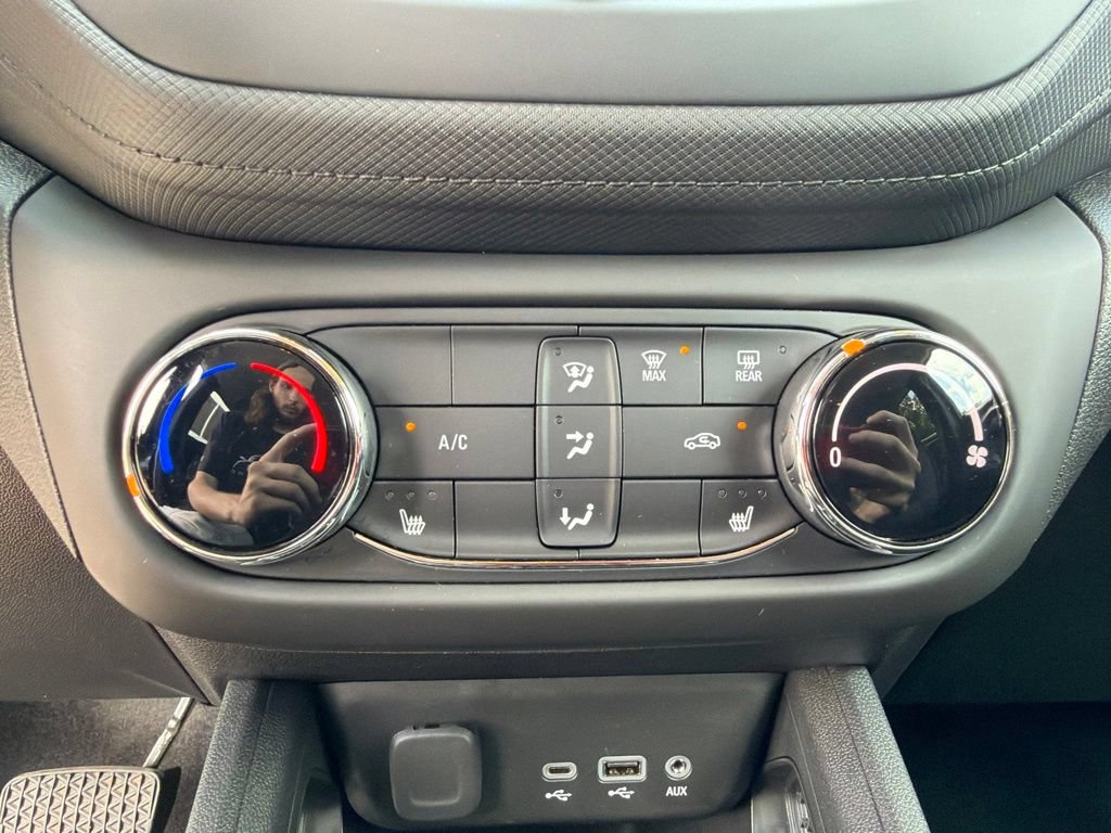 Used 2023 Chevrolet TrailBlazer LT FWD image 32