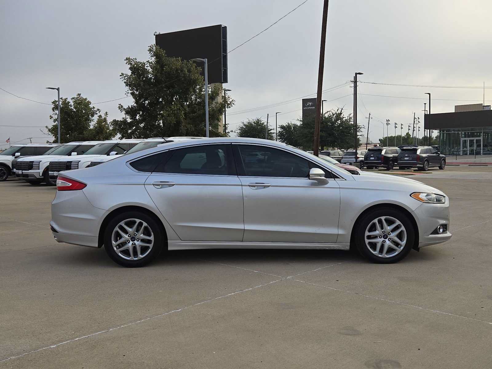 Used 2014 Ford Fusion SE w/ Equipment Group 202A FWD image 15